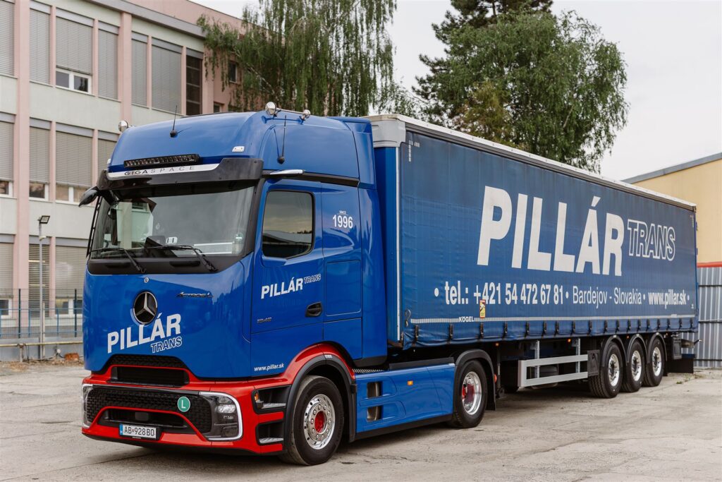 Kamióny PILLÁR TRANS zaparkované v areáli spoločnosti