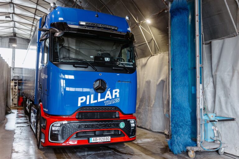Technik pri servise nákladného vozidla