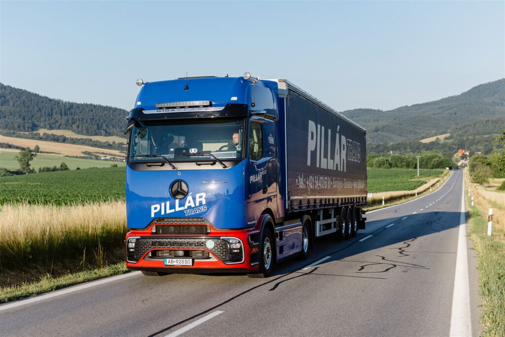 Kamión PILLÁR TRANS na ceste